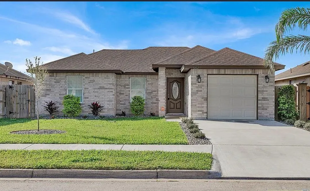 3 bed, 2.0 bath, 1045 sqft, $2,200 — Photo 1