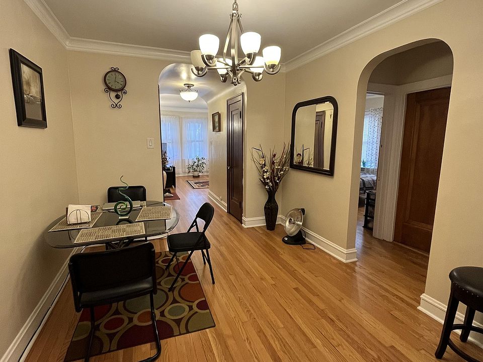 Large separate dining room. No more eat in kitchens.