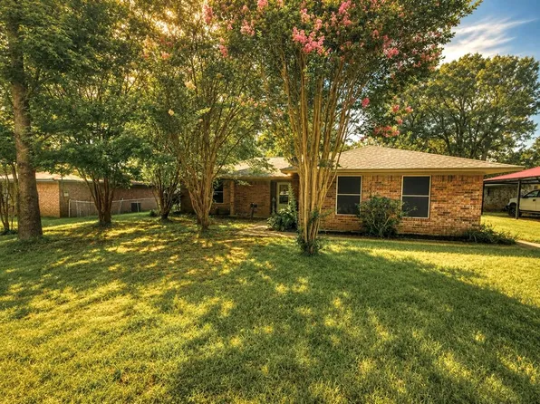 107 Lake Dr, Palestine, TX 75803
