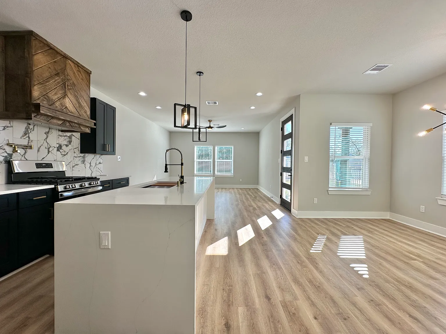 2444 Carmel St — Photo 4