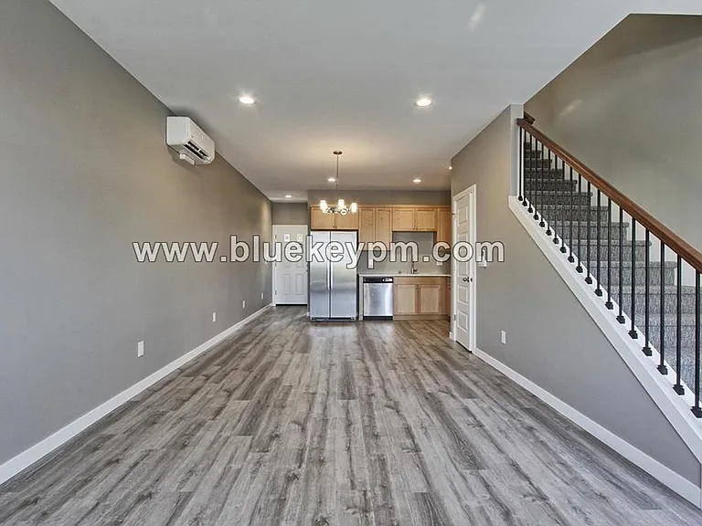 2713 Broadway — Photo 3