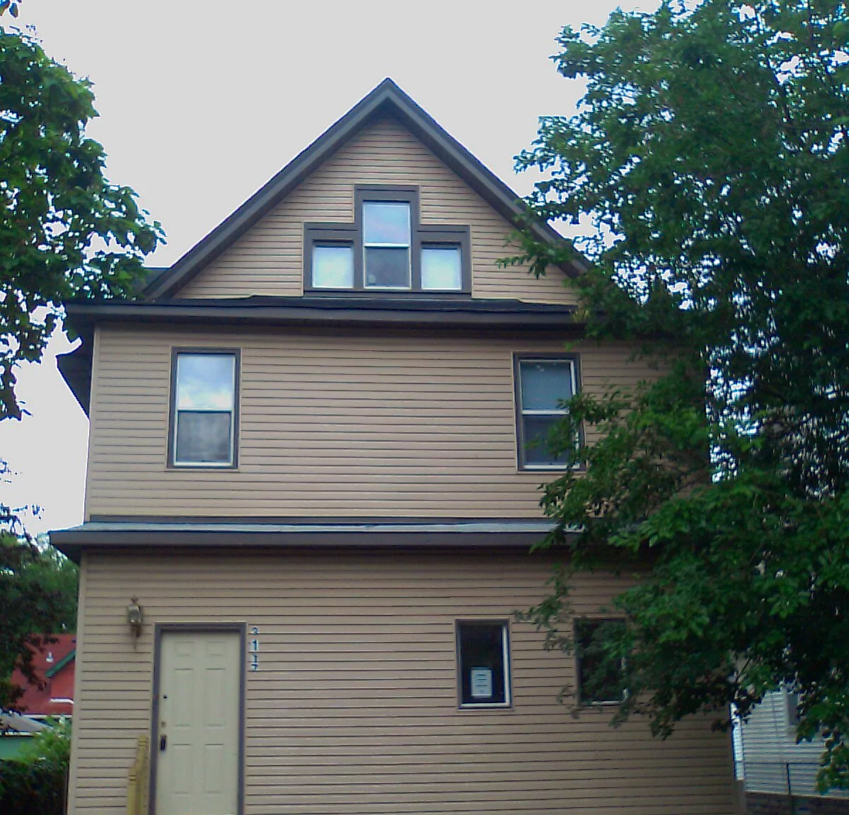 6 bed, 2200 sqft, $2,595 — Photo 1
