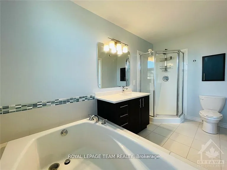 1189 Tischart Cres — Photo 20