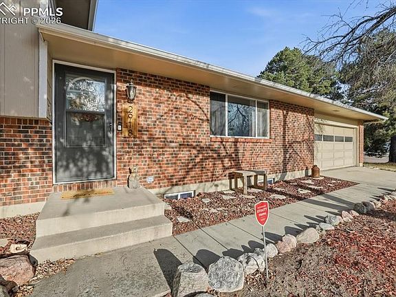 3rd image of 2918 Flintridge Sq