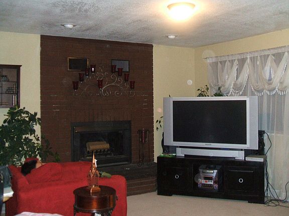 living room w/fireplace