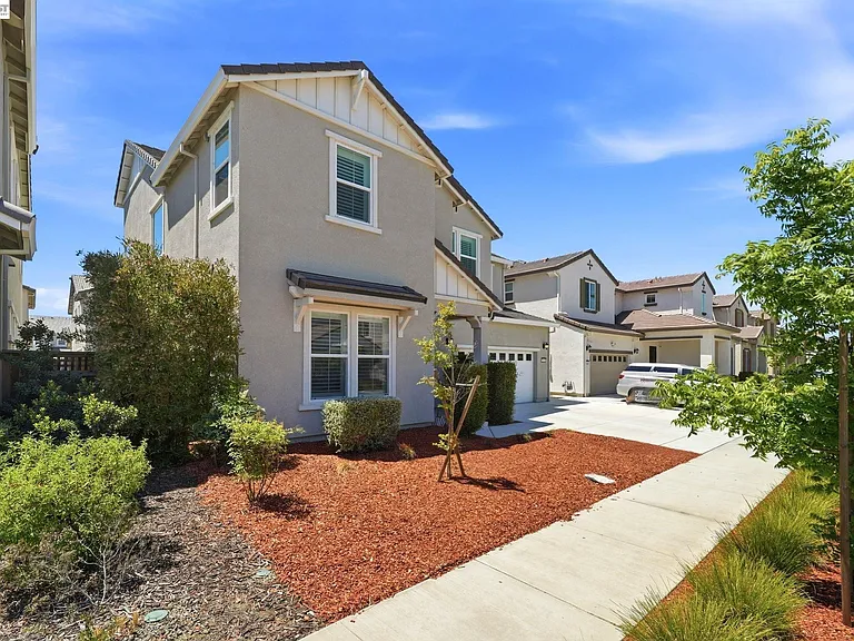 1550 Plumas Dr — Photo 3