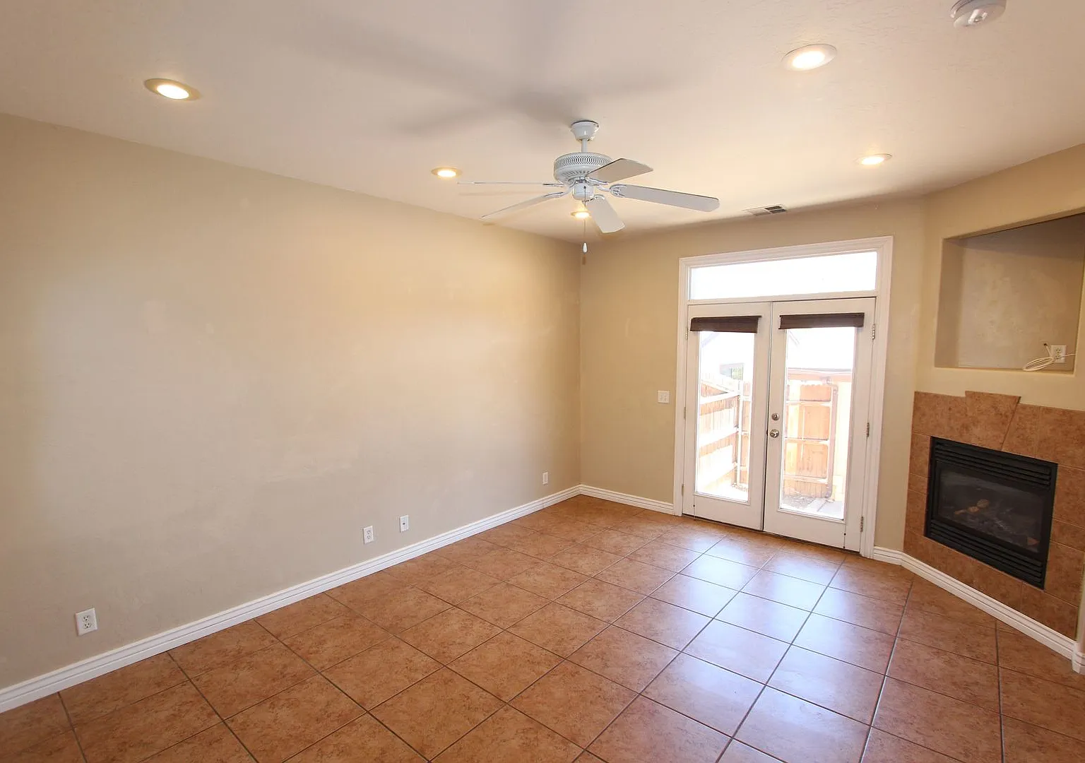 4-Bedroom Rio Homes Townhome Near NAU and CCC — Photo 1