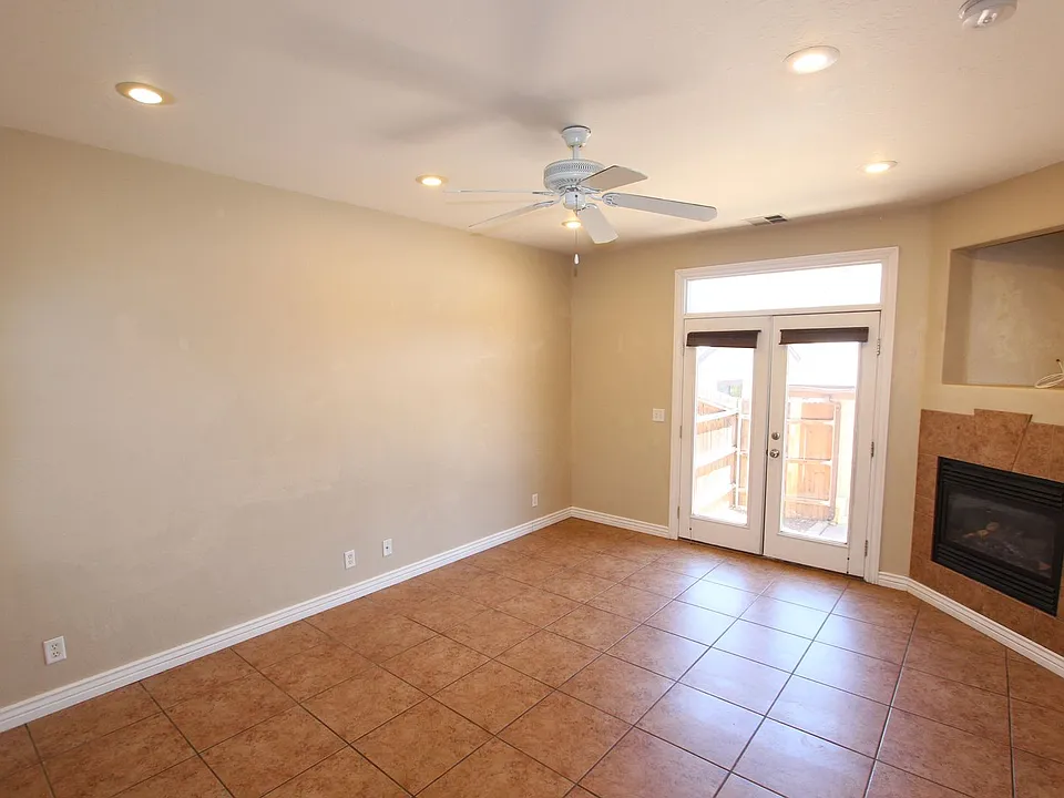 1535 E Payton Way