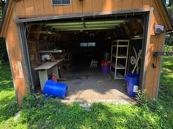 4th image of 549 Main St