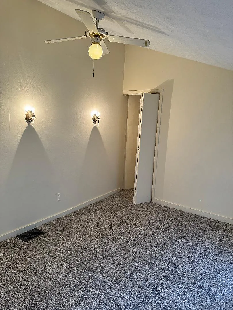 3 bed, 940 sqft, $1,800 — Photo 2