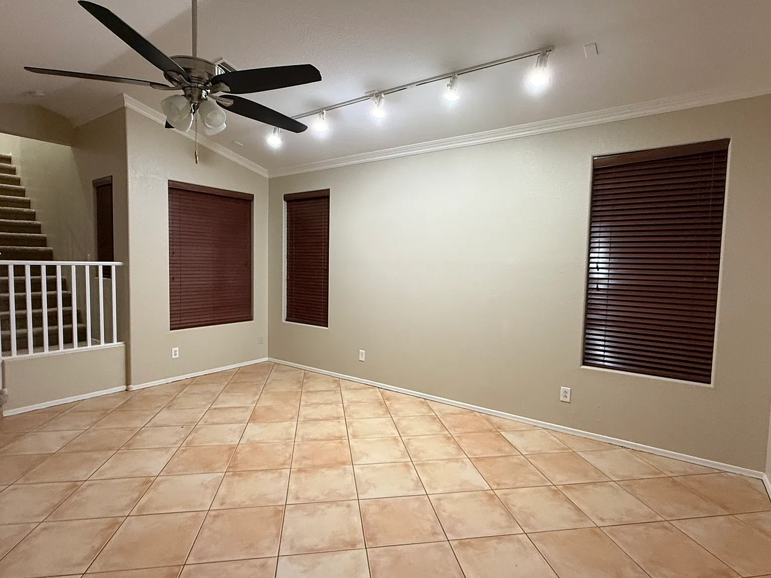 1911 W Gail Dr — Photo 3