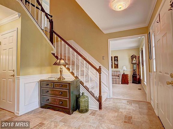 Foyer w/wainscoting w/picture molding trim work
