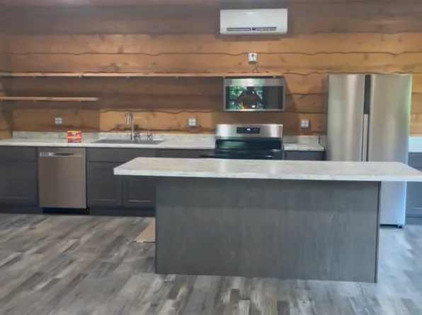 2152 Twin Springs Rd, Decorah, IA 52101