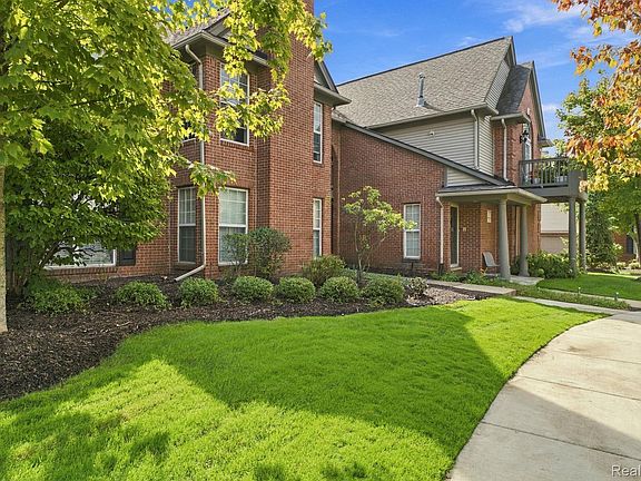 3rd image of 28067 Carlton Way Dr