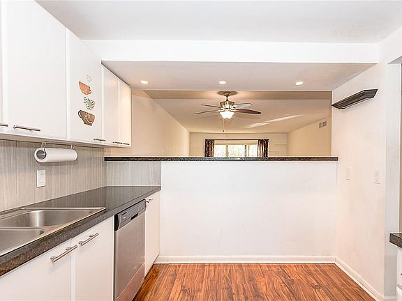 2nd image of 417 Lakeview Dr APT 205