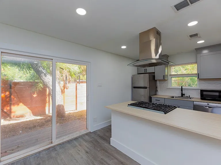 8405 Georgian Dr — Photo 10