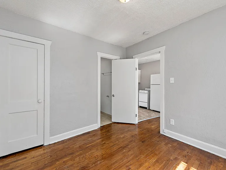 3933 Charlotte St — Photo 26