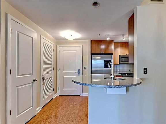 5th image of 3338 Peachtree Rd NE APT 504