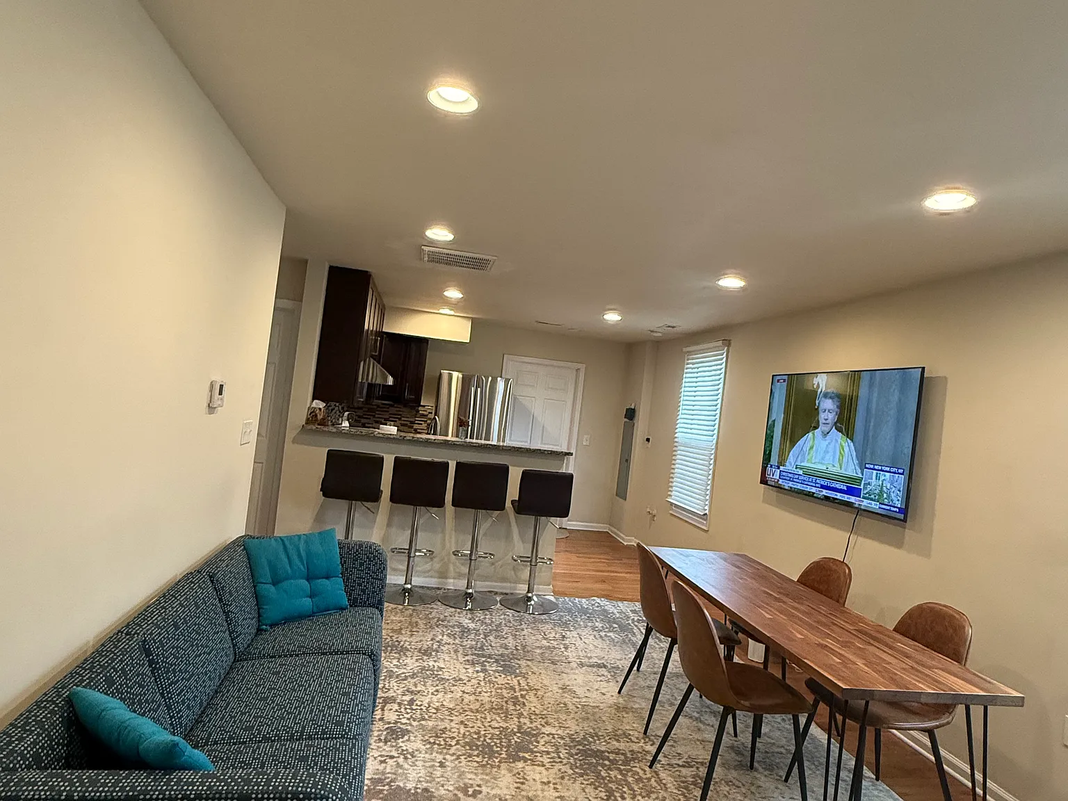 3 bed, 1100 sqft, $3,500 — Photo 2