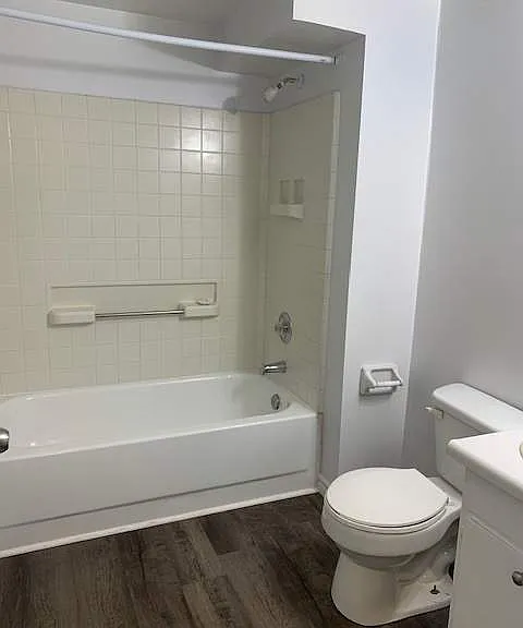 430 Adelaide St N — Photo 6
