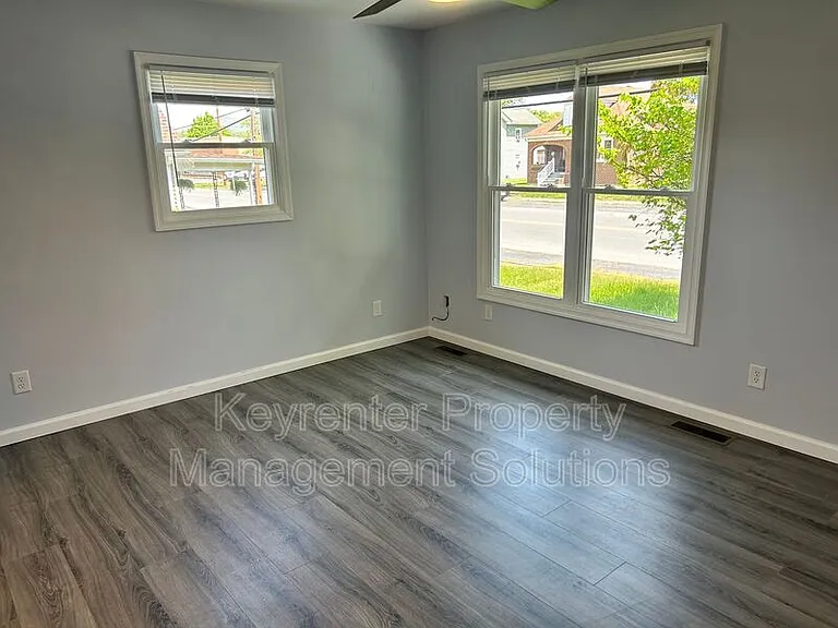 421 N Charlotte Ave — Photo 6
