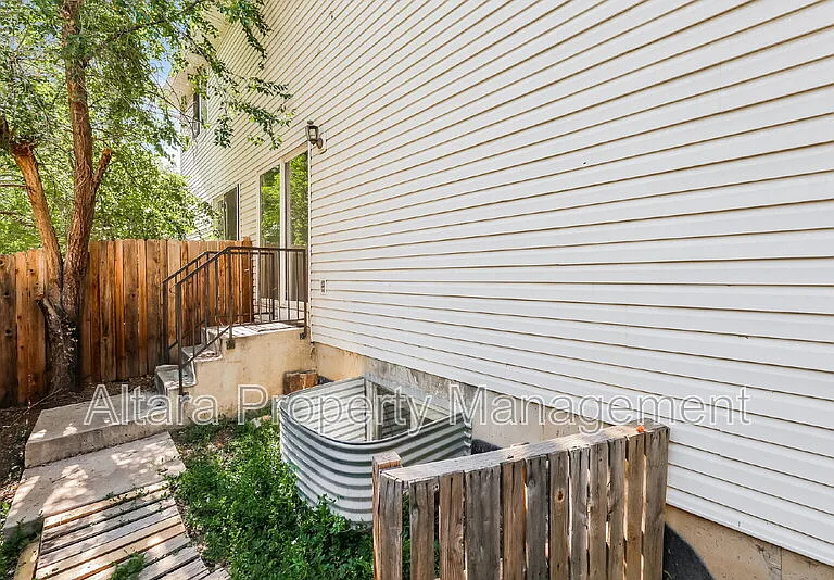 935 Terry St — Photo 16