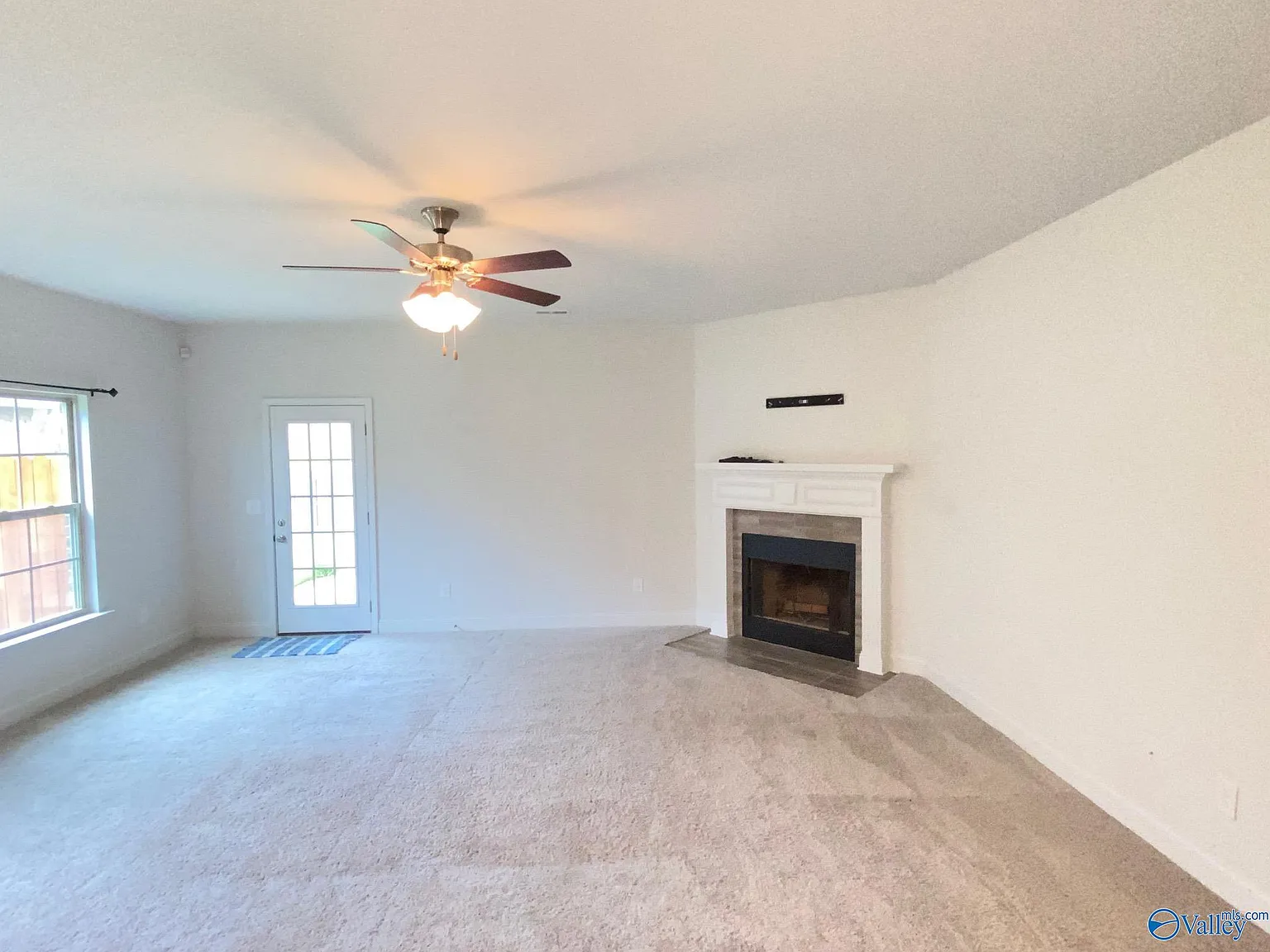 4 bed, 3.0 bath, 2564 sqft, $2,295 — Photo 4