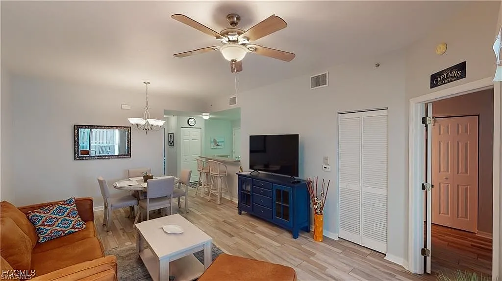 3 bed, 2.0 bath, 1043 sqft, $3,300 — Photo 3