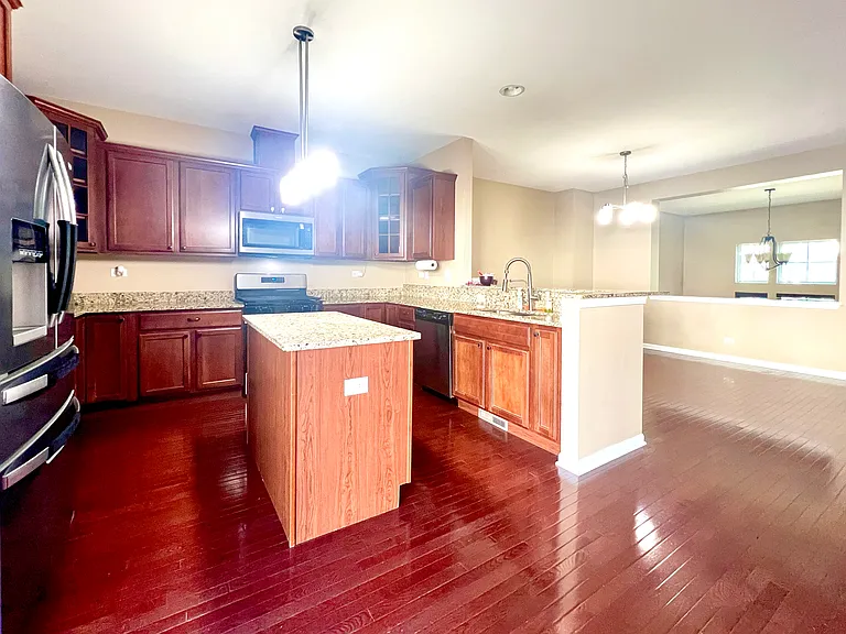 546 Grosvenor Ln — Photo 6