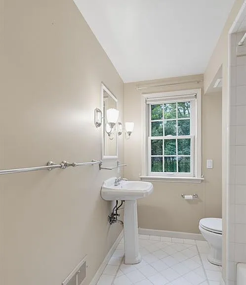 1688 Northlawn Blvd — Photo 25