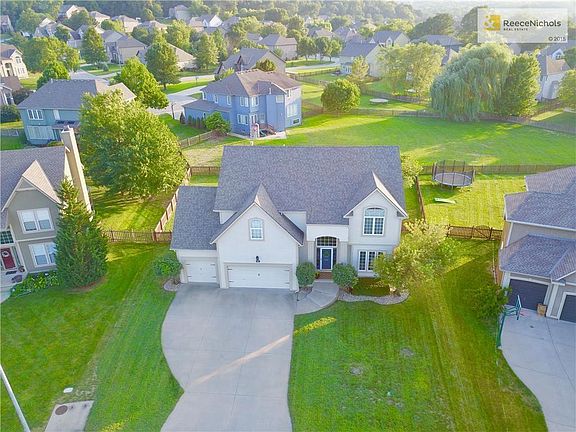 2nd image of 405 NE Emerald Dr