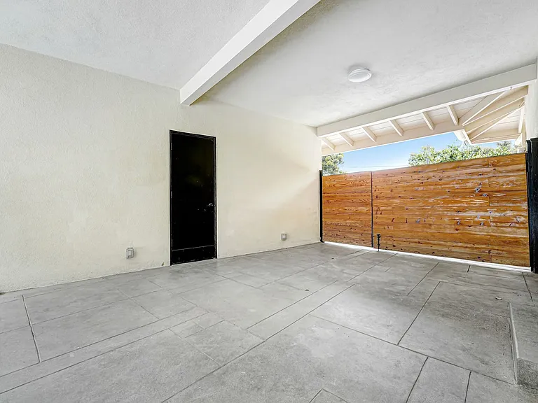 555 Amalfi Dr — Photo 36