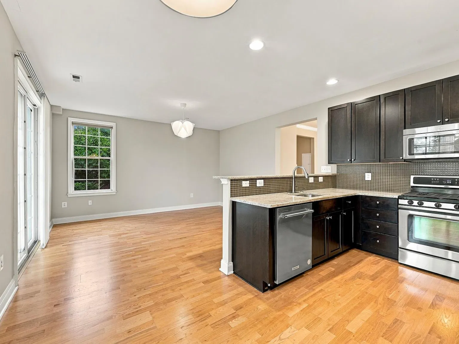 3 bed, 1720 sqft, $5,000 — Photo 2