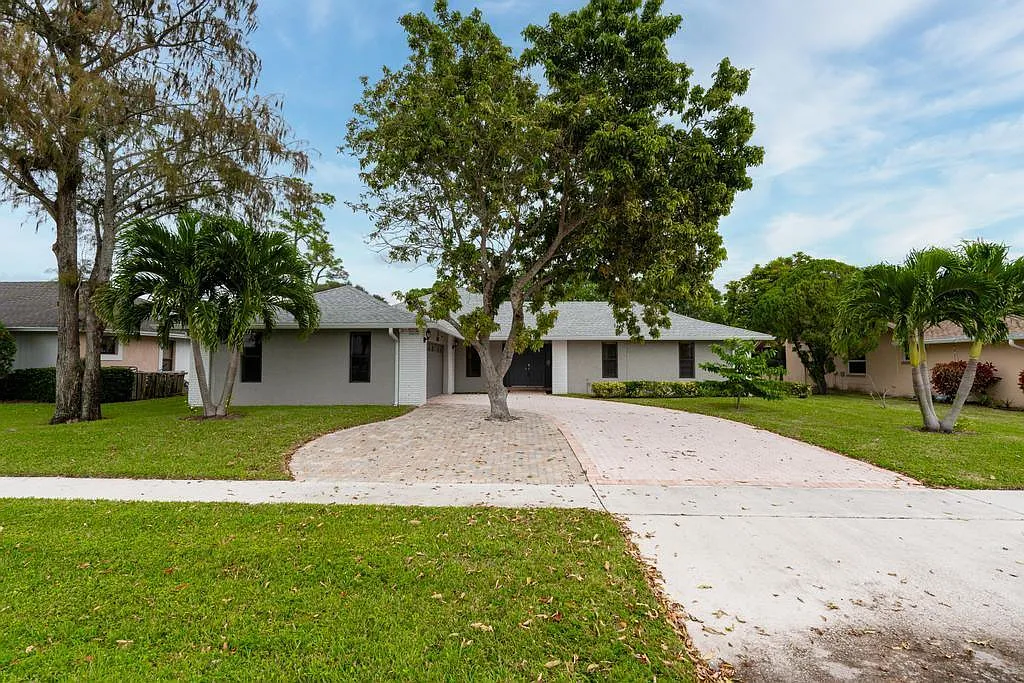 4 bed, 2.5 bath, 2376 sqft, $8,000 — Photo 4