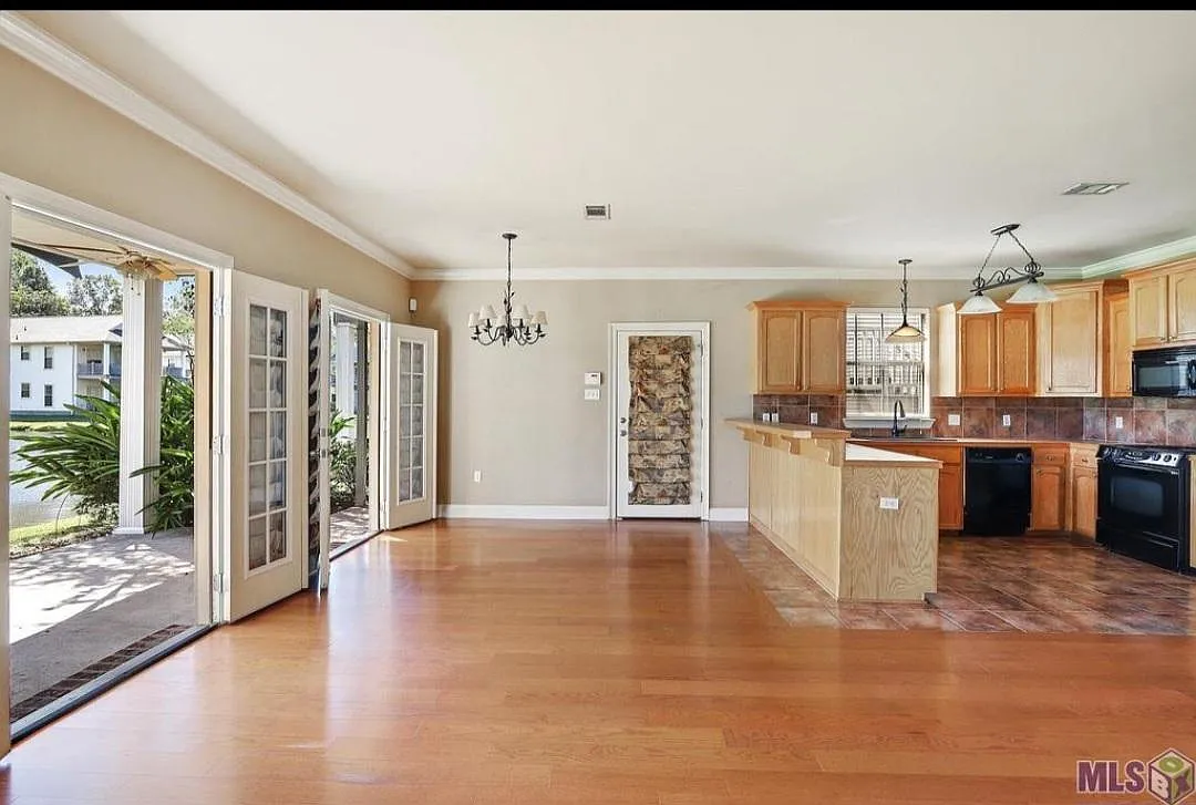 3 bed, 1395 sqft, $1,700 — Photo 1