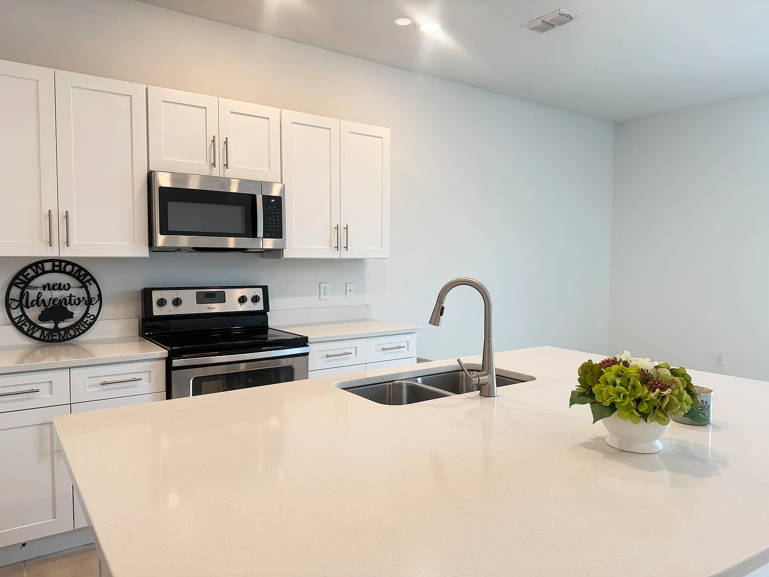 3 bed, 2.5 bath, 1600 sqft, $2,000 — Photo 3
