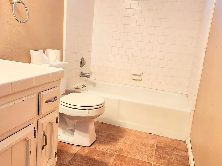 668 Victoria Way — Photo 2