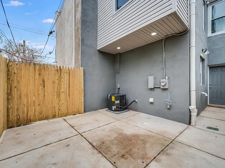1903 N Taylor St — Photo 34