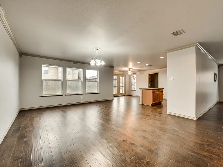2424 Emerald Ln — Photo 5