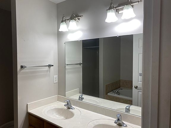 5th image of 2206 River Park Ct