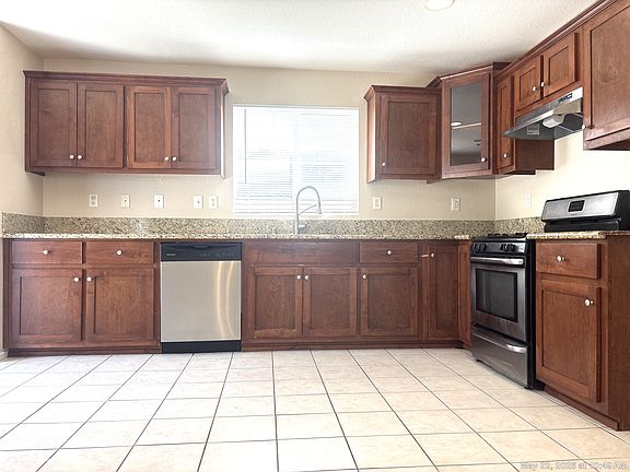 4th image of 16782 Broadmoor Way