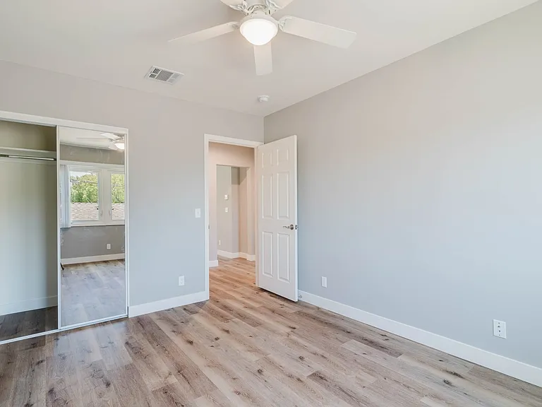 3000 W Victory Blvd #200 — Photo 15