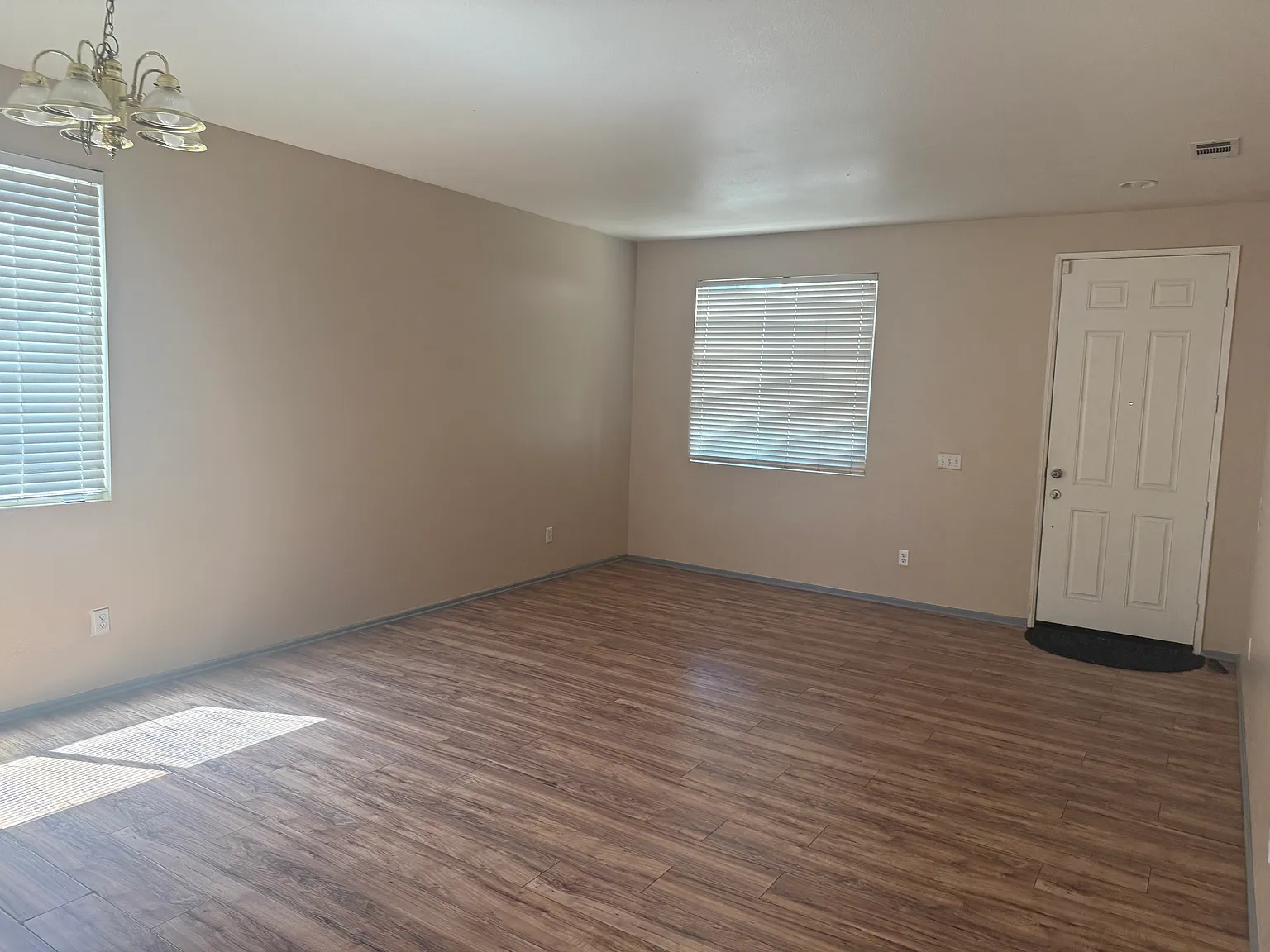 5 bed, 2100 sqft, $3,000 — Photo 2