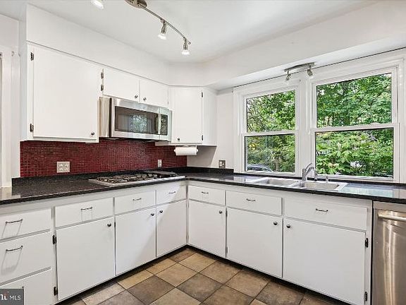 3rd image of 802 Ridge Pl