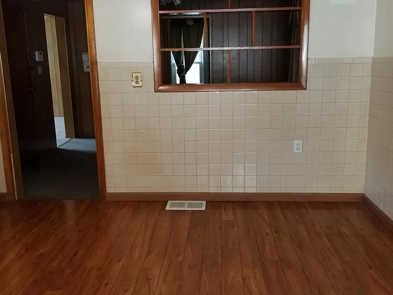 1344 Linwood Ave — Photo 8
