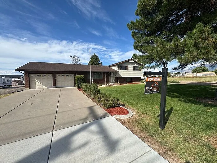3 bed, 2.0 bath, 2800 sqft, $2,300 — Photo 2