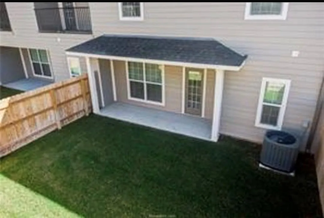 4 bed, 4.5 bath, 2099 sqft, $2,700 — Photo 2