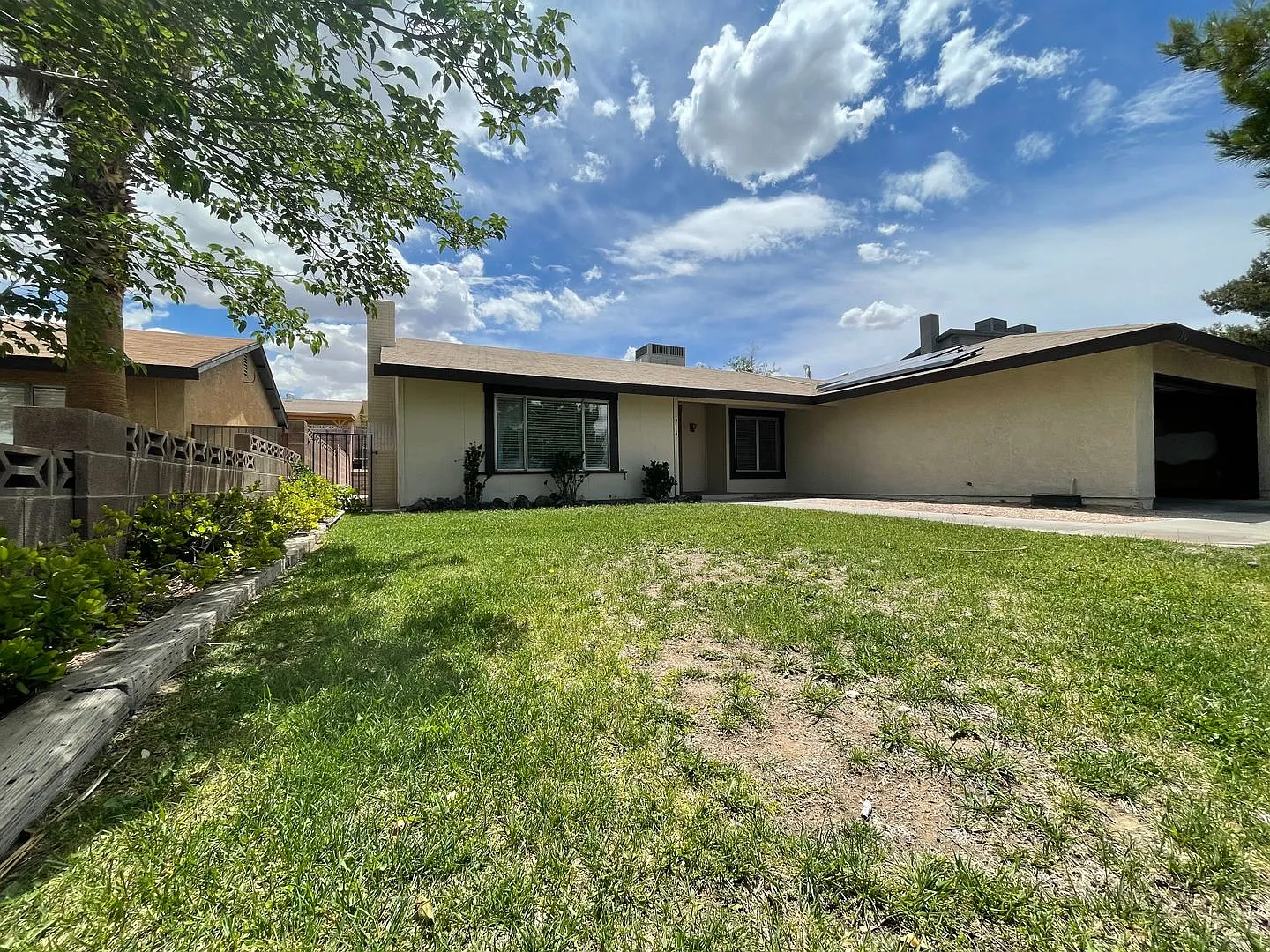 Single story 3 bedrooms 2 bathroom home located in Henderson — Photo 1