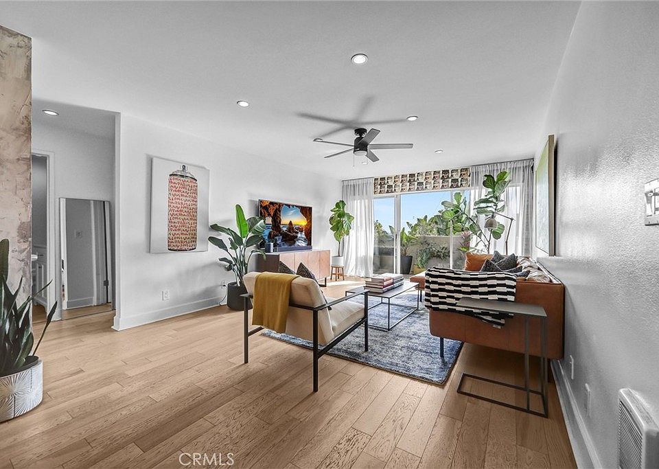 1st image of 8400 De Longpre Ave APT 212