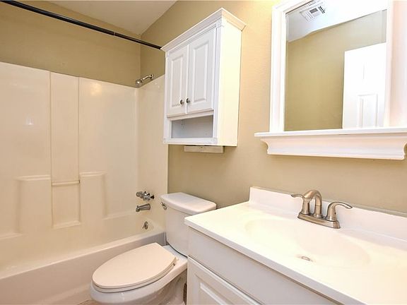 4th image of 204 Greencrest Ct